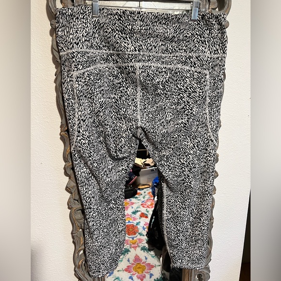 Athleta Ultimate Stash II Textured 7/8 Tight in Black White Design Size Plus 2X - Picture 4 of 10